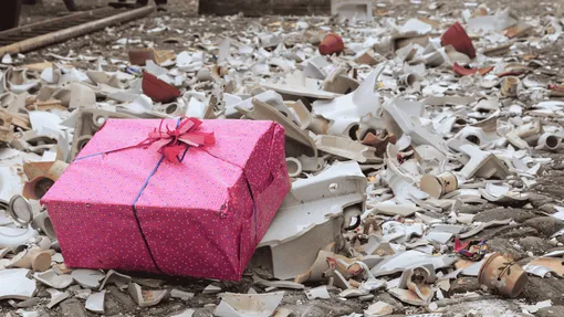 Дания: разбитая посуда у двери