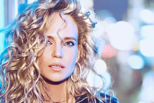 «Похожа на старшую сестру»: певица Глюкоза опубликовала фото с мамой