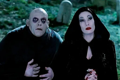 Ради свекрови надела саван: невестка показывает погребальные наряды на себе