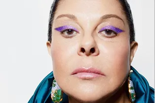 «Мне нравятся морщины в зеркале»: 73-летняя актриса Исаад Юнис появилась на обложке глянца