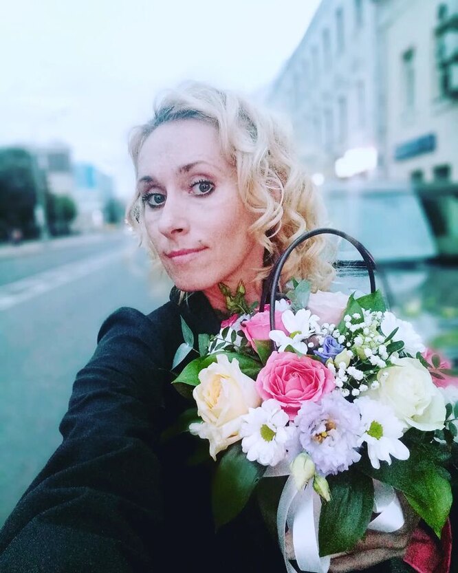 жопа жоғары аяқтар бірге бүгілген Азия жалаңаш Шуақты Леоне бізге сексуалды қара іш киіммен суретке түседі