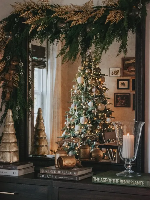 Теплые натуральные оттенки отлично пойдут, чтобы украсить гостиную к Новому году 2026. Они принесут уют. Теплые натуральные оттенки отлично пойдут, чтобы украсить гостиную к Новому году 2026. Они принесут уют.