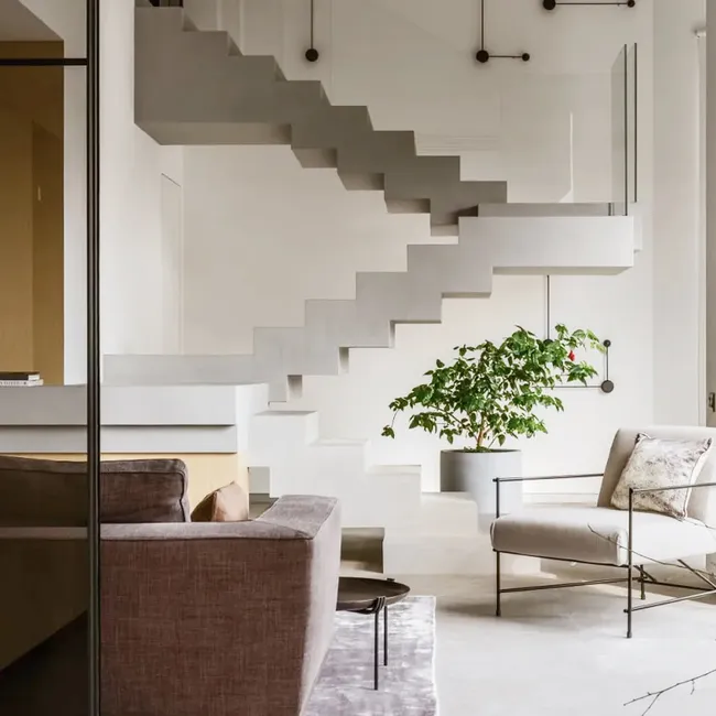 «Владельцы хотели парящую в воздухе лестницу без перил»: как выглядит дом 270 кв. м после дорогого ремонта