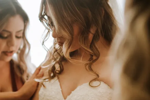 Дизайнер тайно добавил одну деталь в платье невесты и заставил всех плакать