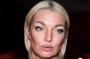 «Наконец-то нормальное фото»: Анастасия Волочкова в бикини восхитила подписчиков