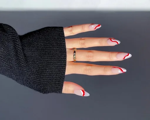 Белая основа с красным акцентом Денежный маникюр на 8 марта 2026 года