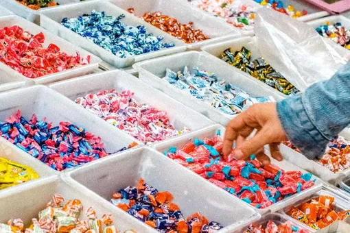 Конфетный бум: девушка разбогатела на случайно вызванном дефиците сладостей Конфетный бум: девушка разбогатела на случайно вызванном дефиците сладостей