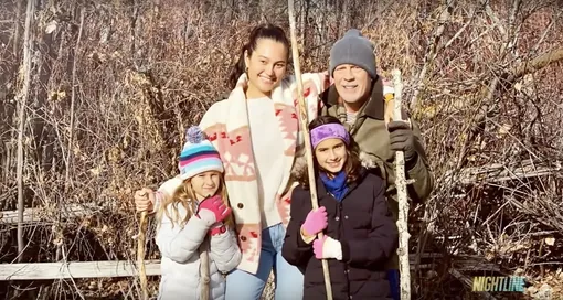 Брюс Уиллис и Эмма Хеминг-Уиллис с дочерьми. Архивное фото