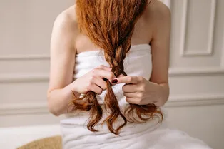 Это делают все! 5 ошибок, которые могут погубить волосы