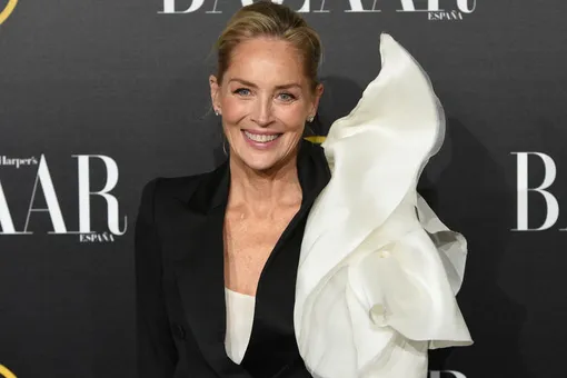 «Фантастическая!» Шерон Стоун в лаковых сапогах-чулках поразила длиной ног «Фантастическая!» Шерон Стоун в лаковых сапогах-чулках поразила длиной ног