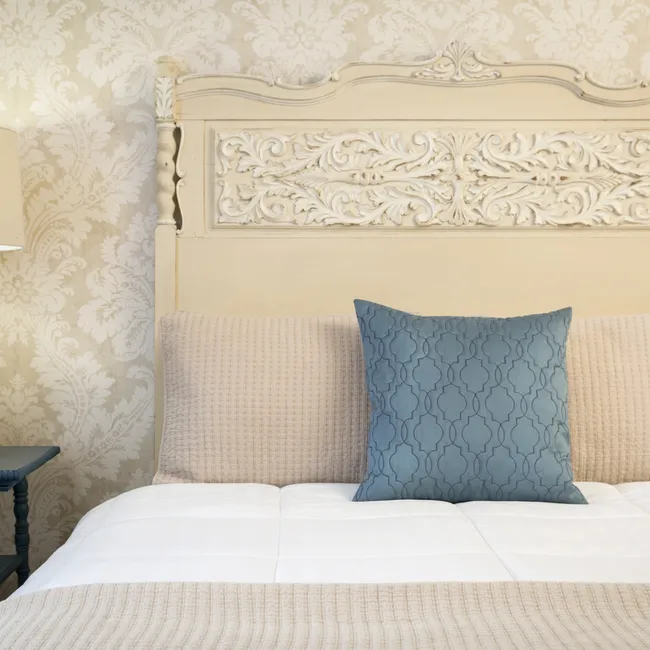 Эти вещи нужно заменить: дизайнер назвал 8 устаревших предметов, которые портят впечатление о квартире