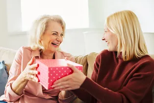 Какой подарок выбрать маме: 10 отличных идей для любого повода