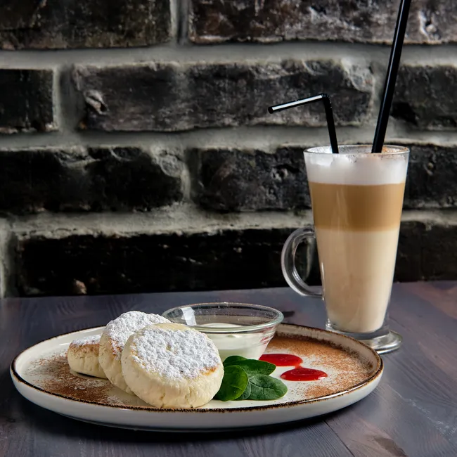 Кофе с сыром: почему соцсети сходят с ума по этому странному напитку