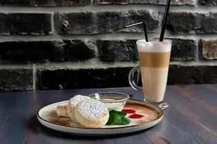 Кофе с сыром: почему соцсети сходят с ума по этому странному напитку