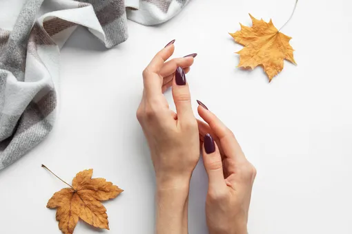 Антиденежный маникюр на октябрь 2025 года: эти три цвета отпугнут деньги Антиденежный маникюр на октябрь 2025 года: эти три цвета отпугнут деньги