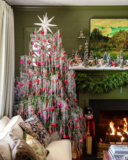 Сочетание красного и серебра на новогодней елке — стильный декор 2026 года. Эта палитра принесет удачу, поскольку Огненная лошадь любит красный цвет. Сочетание красного и серебра на новогодней елке — стильный декор 2026 года. Эта палитра принесет удачу, поскольку Огненная лошадь любит красный цвет.