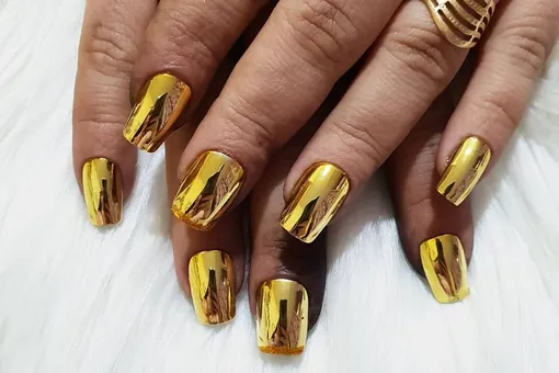 Эффектный хром и бессмертное золото: этот маникюр всегда выглядит дорого Эффектный хром и бессмертное золото: этот маникюр всегда выглядит дорого