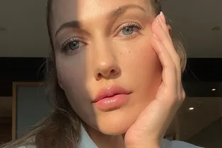 Звезда сериала «Великолепный век» Мерьер Узерли опубликовала фото без макияжа и продемонстрировала ноги в бикини