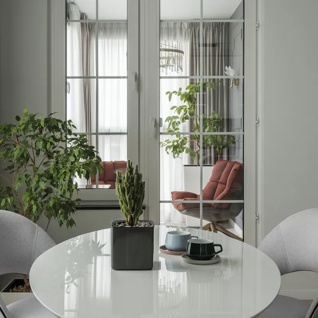 Люстра на лоджии и галька в ванной: дизайн квартиры в стиле неоклассика