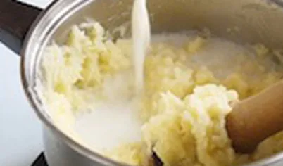 Добавьте сливочное масло и горячее молоко, размешайте. Добавьте сливочное масло и горячее молоко, размешайте.