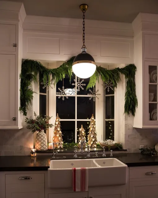 новогодняя гирлянда из хвои на окне