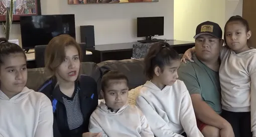 Скарлетт, Химена и Каталина с родителями и сестрой