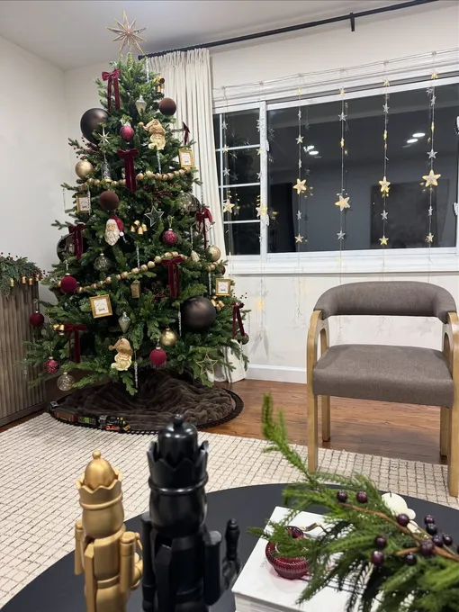 Так украшают елку в год Огненной Лошади: красный с черным — стильный выбор. Так украшают елку в год Огненной Лошади: красный с черным — стильный выбор.