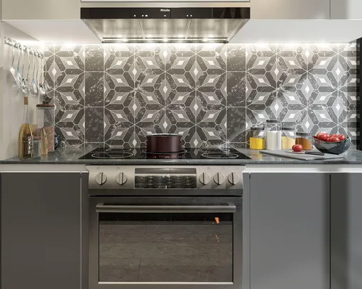 Трафареты и декоративные панели: 5 способов обновить надоевший кухонный фартук без снятия плитки Трафареты и декоративные панели: 5 способов обновить надоевший кухонный фартук без снятия плитки