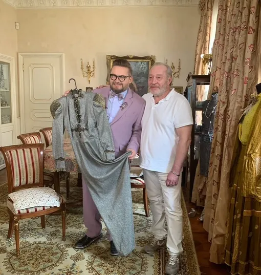 Александр Васильев и Сергей Сенин с платьем Людмилы Гурченко