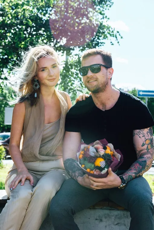 пара с букетом