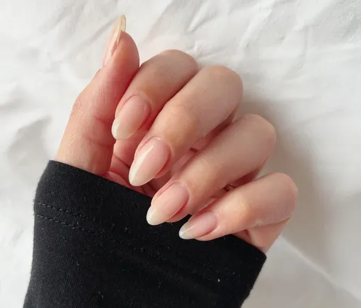 Праздничный формальный маникюр