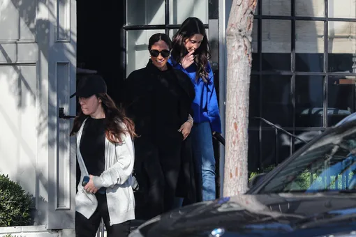 Меган Маркл выходит из ресторана в Западном Голливуде