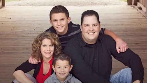 Логан с мамой, папой и братом Логан с мамой, папой и братом