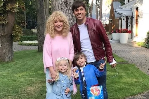 «Краткое содержание нашего семейного утра»: Максим Галкин выложил трогательное видео с детьми и Аллой Пугачевой «Краткое содержание нашего семейного утра»: Максим Галкин выложил трогательное видео с детьми и Аллой Пугачевой