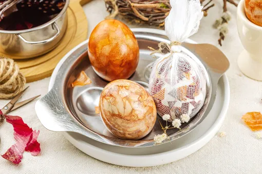 как покрасить яйца в луковой шелухе как покрасить яйца в луковой шелухе