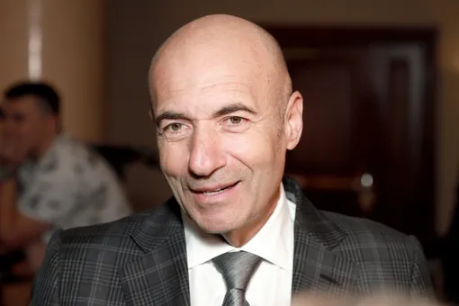 «У вас есть сын?» Игорь Крутой гуляет по Москве с 39-летним Николаем и внучкой