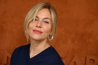 41-летняя Сиенна Миллер беременна от партнёра, который на 15 лет её младше 41-летняя Сиенна Миллер беременна от партнёра, который на 15 лет её младше