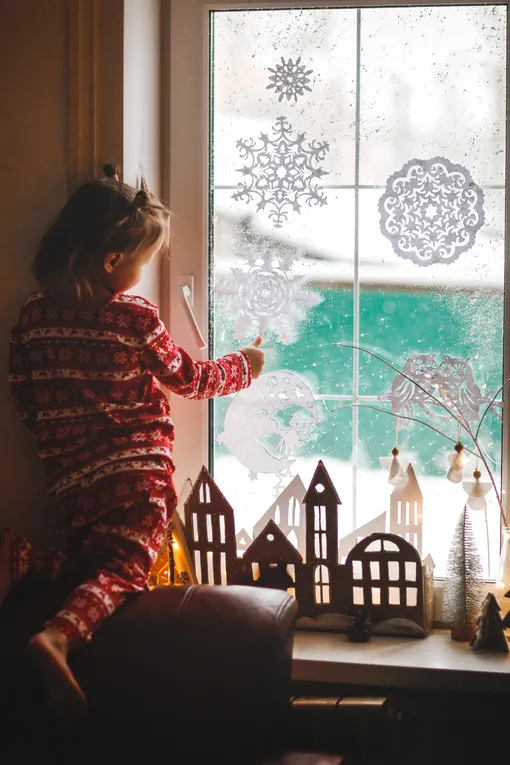 бумажные снежинки на окнах