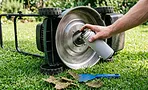 Как предотвратить прилипание травы к газонокосилке (подсказка: это не WD-40 и не масло)