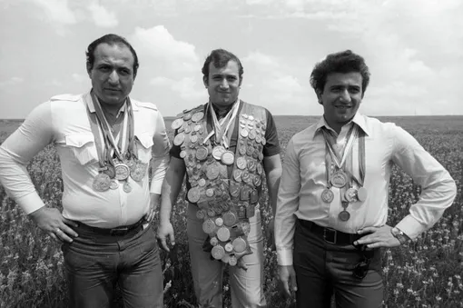 Шаварш Владимирович Карапетян, спасший из свалившегося в результате аварии в Ереванское озеро троллейбуса 20 человек (в центре). Слева — инструктор-методист по плаванию Камо Карапетян, справа — тренер детской спортивной школы при Ереванском институте физкультуры Анатолий Карапетян Шаварш Владимирович Карапетян, спасший из свалившегося в результате аварии в Ереванское озеро троллейбуса 20 человек (в центре). Слева — инструктор-методист по плаванию Камо Карапетян, справа — тренер детской спортивной школы при Ереванском институте физкультуры Анатолий Карапетян