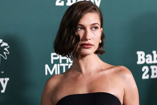 Полночный синий: Хейли Бибер задала тон на кухонный тренд 2026 года Полночный синий: Хейли Бибер задала тон на кухонный тренд 2026 года