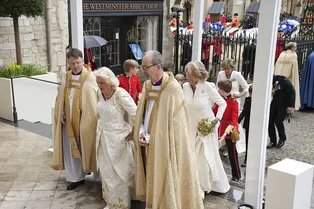 Внуки и собаки: раскрыты детали вышивки на платье королевы Камиллы на коронации