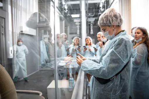 За производственным процессом мы наблюдали в основном через стекло, чтобы не нарушить стерильность помещений. Наблюдение за производством.