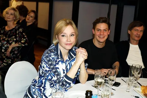 Марина Зудина с сыном Павлом Табаковым на закрытии сезона в МХТ имени Чехова в июле 2025 года Марина Зудина с сыном Павлом Табаковым на закрытии сезона в МХТ имени Чехова в июле 2025 года