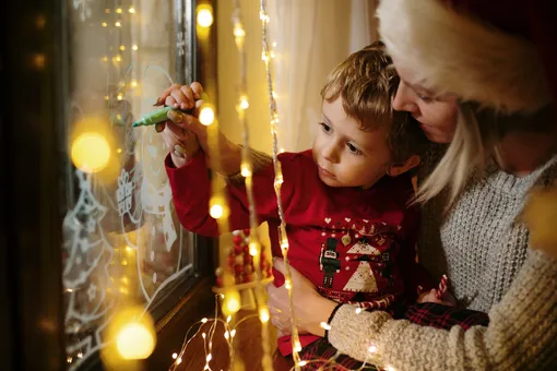 рисунки на новогодних окнах