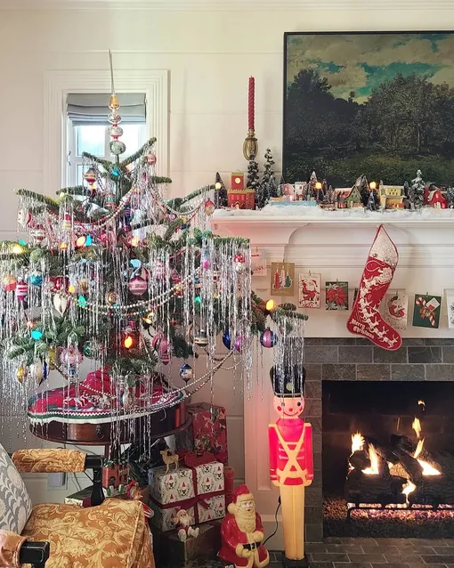 Елка в ретро стиле с советскими игрушками и дождиком — стильный выбор для украшения дома и гостиной для встречи 2026 года Огненной лошади. Елка в ретро стиле с советскими игрушками и дождиком — стильный выбор для украшения дома и гостиной для встречи 2026 года Огненной лошади.