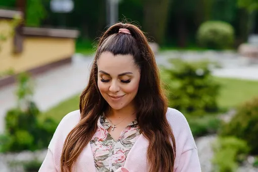 «Где твои волосы?» Ольга Рапунцель в шортах гуляет с детьми «Где твои волосы?» Ольга Рапунцель в шортах гуляет с детьми