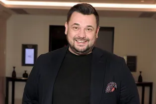 «Очаровательный волчара»: Сергей Жуков ловит яйца, как в советской игре