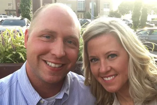 9 лет они не открывали этот свадебный подарок. И, наконец, не выдержали... 9 лет они не открывали этот свадебный подарок. И, наконец, не выдержали...