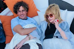 Максим Галкин показал редкое совместное фото Лаймы Вайкуле с мужем